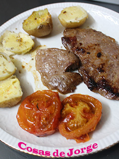 Una foto de Presa iberica con patatas al microondas