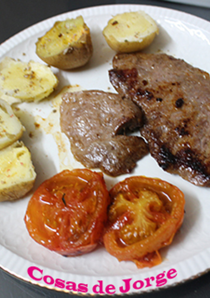 Una foto de Presa iberica con patatas al microondas
