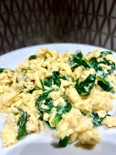 Una foto de Revuelto 🥚🥚 de espinacas 🥬 y queso cottage 🧀