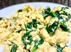 Foto principal de Revuelto 🥚🥚 de espinacas 🥬 y queso cottage 🧀