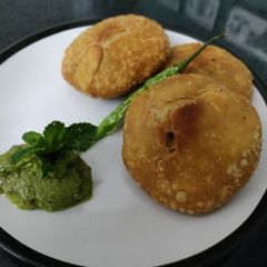 A picture of Matar Kachori.