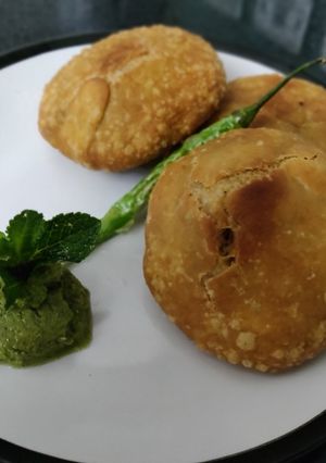 A picture of Matar Kachori.