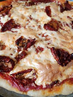 Pizza (tönkölylisztből) kenyérsütőgéppel recept fotója