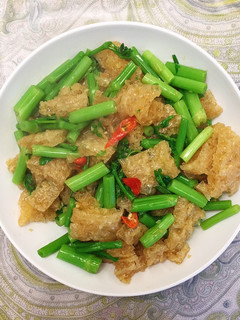 簡單的炸豬皮炒芹菜管 的食譜成品照片