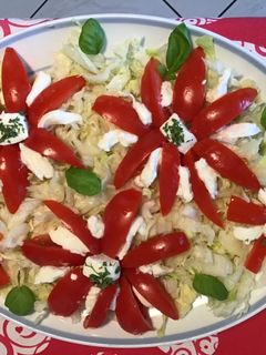 Une photo de Salade florale aux tomates,iceberg,mozzarella di buffala et basilic frais