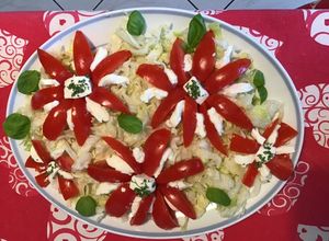 Une photo de Salade florale aux tomates,iceberg,mozzarella di buffala et basilic frais