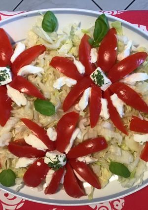 Une photo de Salade florale aux tomates,iceberg,mozzarella di buffala et basilic frais