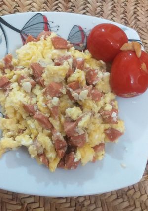 عکسی از دستور سوسیس و تخم مرغ با گوجه شور😋
