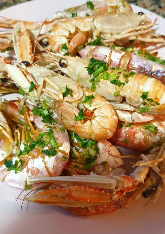 Una foto de Mezcla de gambas y cigalas al horno