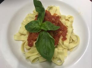 Una foto de Fideos al huevo caseros con salsa filetto