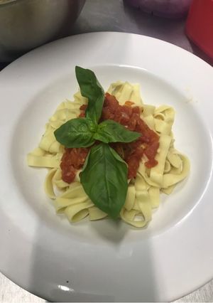 Una foto de Fideos al huevo caseros con salsa filetto