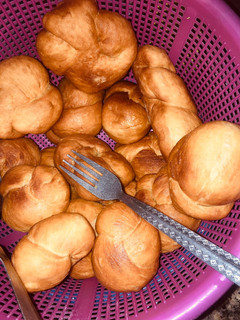 A picture of Tied shaped doghnut🍽.