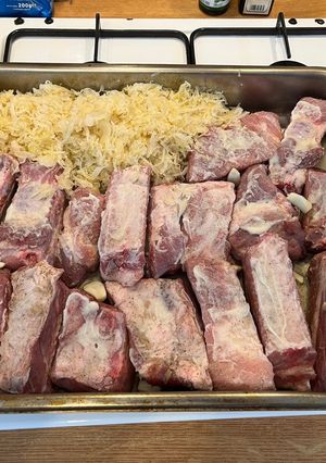 Fokhagymás sültoldalas savanyú káposztával és hagymás krumplival - FM konyhája recept fotója