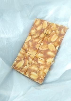 A picture of Peanuts chikki.