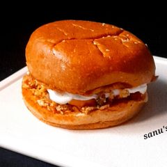 A picture of Egg Qeema Burger.