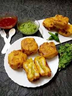 ચીઝી બ્રેડ પકોડા (Cheese Bread Pakoda Recipe In Gujarati) રેસીપી મુખ્ય ફોટો