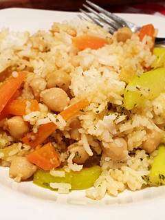 Una foto de Garbanzos con arroz y verduras
