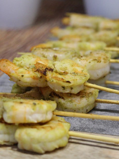 Una foto de Brochetas de Camarón al pesto
