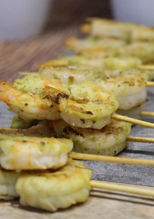 Una foto de Brochetas de Camarón al pesto