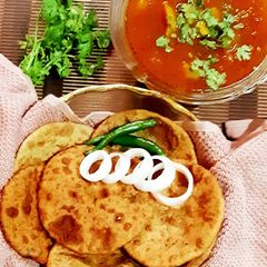 A picture of Urad dal kachori tamatar ki sabji.