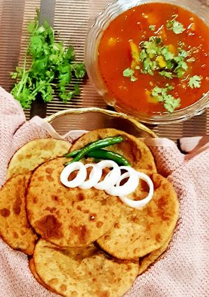 A picture of Urad dal kachori tamatar ki sabji.