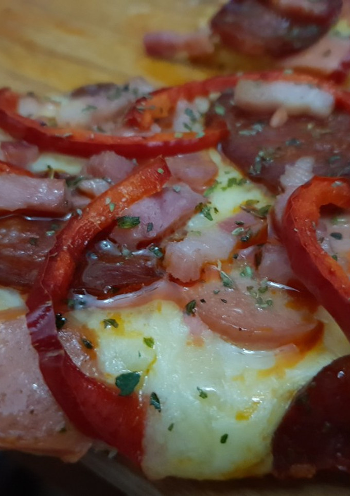 Una foto de Pizza casera con de to' un poco