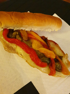 Una foto de Pepito de lomo de cerdo con pimientos asados y queso