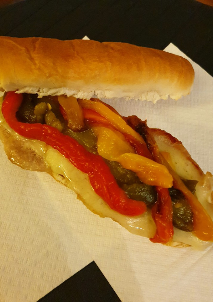 Una foto de Pepito de lomo de cerdo con pimientos asados y queso