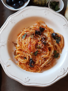 Una foto de Spaghetti o espagueti a la puttanesca