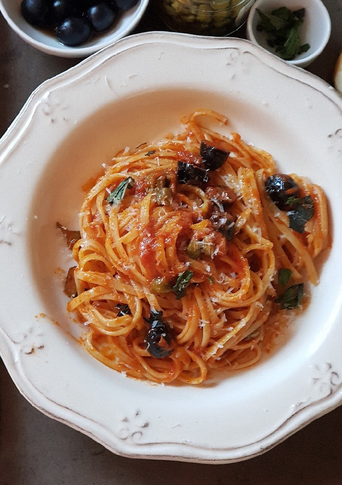 Una foto de Spaghetti o espagueti a la puttanesca