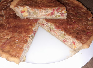 Una foto de Tarta con crema de leche y verduras