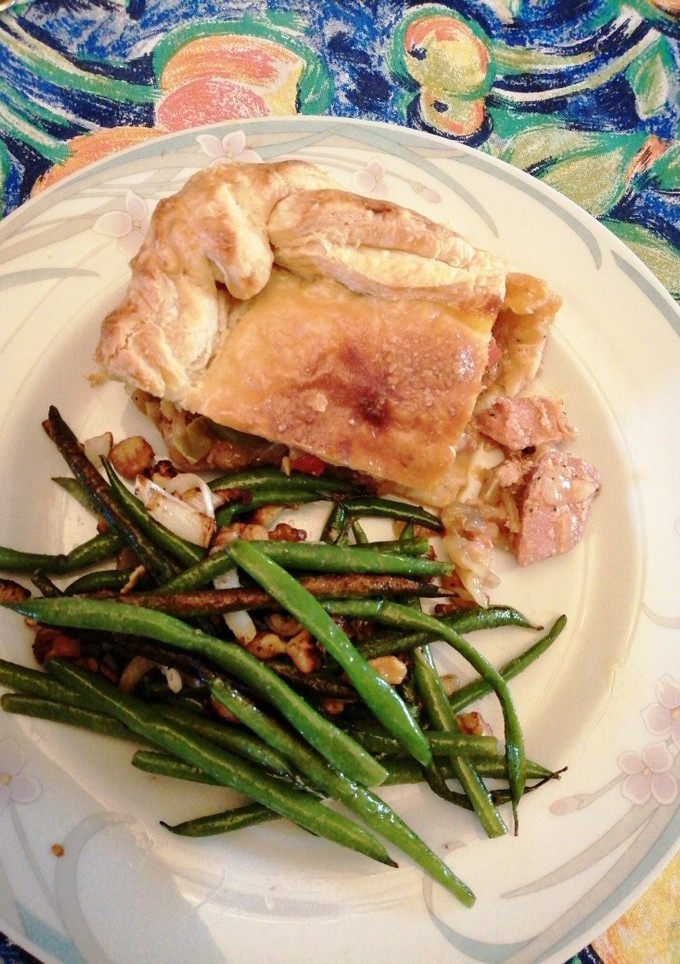 Una foto de Empanada de atún fresco