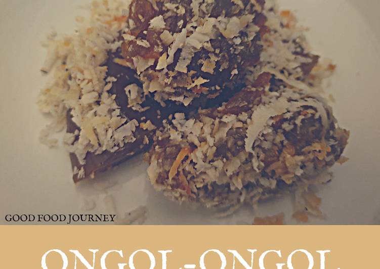 Ongol-ongol (mung bean cake with coconut)