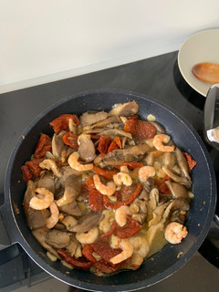 Una foto de Pasta con setas, gambas y tomate seco