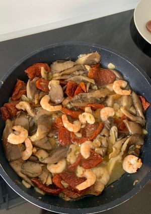 Una foto de Pasta con setas, gambas y tomate seco