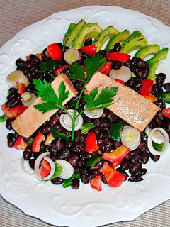 Una foto de Ensalada de alubias morada, atún y pimientos