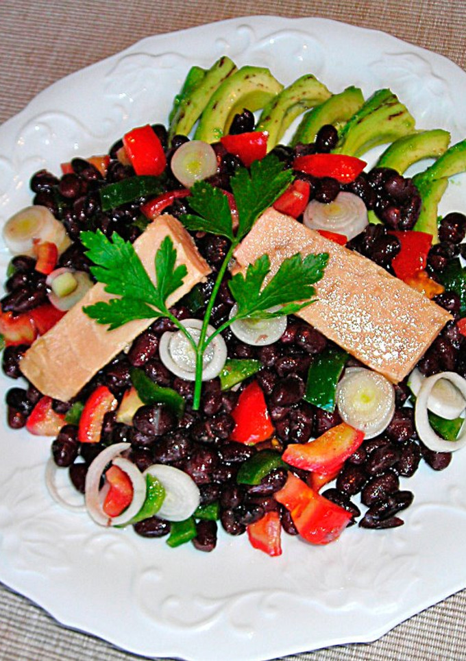 Una foto de Ensalada de alubias morada, atún y pimientos