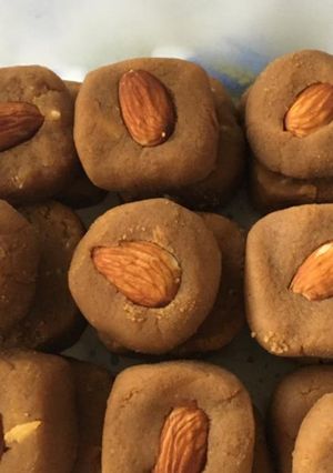 A picture of Besan Pinni.