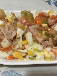 Una foto de Ensalada de huerto y mar