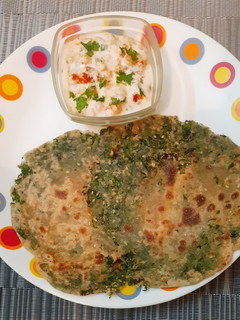કોથમીર ના પરોઠા (Kothmir Paratha Recipe In Gujarati) રેસીપી મુખ્ય ફોટો
