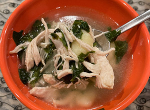 Una foto de Sopa de espinaca, pollo y gnocchi 🍜