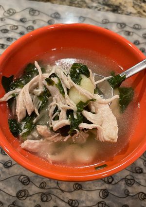 Una foto de Sopa de espinaca, pollo y gnocchi 🍜