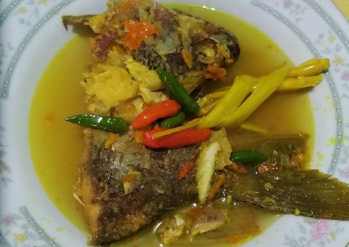 Resep Ikan Mas Bumbu Kuning (Emak Roisyah), Lezat