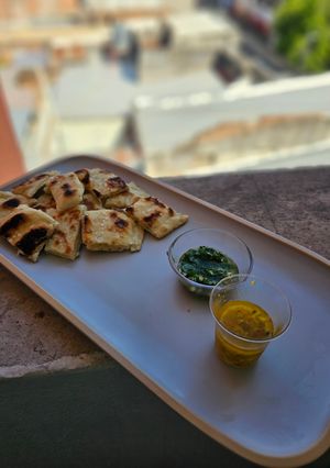 Una foto de Salsitas con pan pita de muzzarella para tu previa del asado!