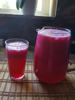 Una foto de Agua fresca de tunas rojas y jugo de limón