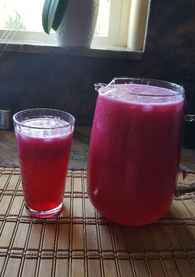 Una foto de Agua fresca de tunas rojas y jugo de limón