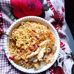 A picture of My classic soupy noodles (with thyme).