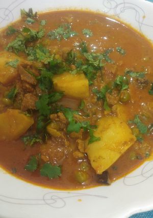 A picture of Aloo Keema matar.
