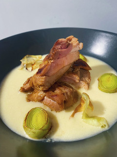 Una foto de Contramuslo Teriyaki sobre Crema de Puerros 🍗