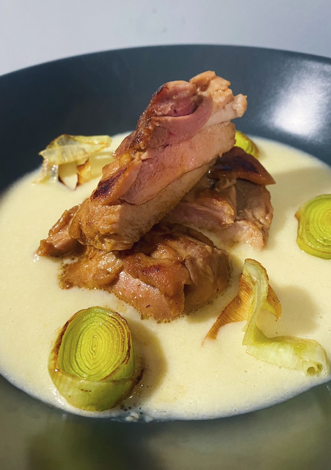 Una foto de Contramuslo Teriyaki sobre Crema de Puerros 🍗